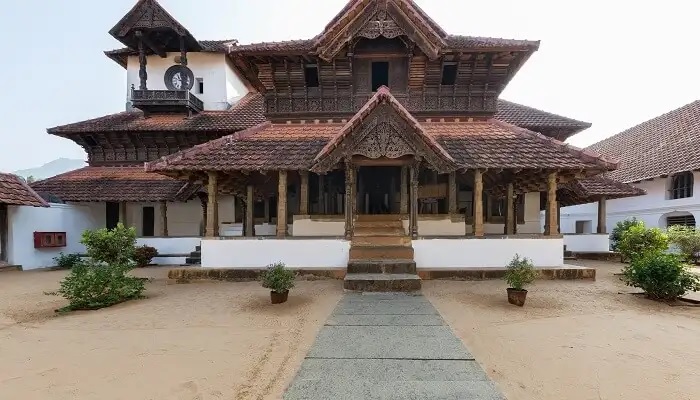 1) കുഞ്ചന്‍ നമ്പ്യാര്‍, രാമപുരത്ത് വാര്യര്‍, ഉണ്ണായി വാര്യര്‍ എന്നീ കവികളുടെ സമകാലികനായ തിരുവിതാംകൂര്‍ രാജാവ് ആരാണ് അനിഴം തിരുനാള്‍ മാര്‍ത്താണ്ഡവര്‍മ്മ 2) അനിഴം തിരുനാള്‍ മാര്‍ത്താണ്ഡവര്‍മ്മയുടെ മുന്‍ഗാമി ആരാണ് രാമവര്‍മ്മ 3) തിരുവിതാംകൂര്‍ യുവരാജാവായ മാര്‍ത്താണ്ഡവര്‍മ്മയും ബ്രിട്ടീഷുകാരെ പ്രതിനിധീകരിച്ച് അലക്‌സാണ്ടര്‍ ഓര്‍ണിയും തമ്മില്‍ വേണാട് ഉടമ്പടി ഒപ്പുവച്ച വര്‍ഷം ഏതാണ് 1723 4) ഇന്ത്യയിലെ ഒരു നാട്ടുരാജ്യവുമായി ബ്രിട്ടീഷുകാര്‍ ഒപ്പുവച്ച ആദ്യത്തെ ഉടമ്പടി ഏതാണ് വേണാട് ഉടമ്പടി 5) അനിഴം തിരുനാള്‍ മാര്‍ത്താണ്ഡവര്‍മ്മ ഡച്ചുകാരെ പരാജയപ്പെടുത്തിയ യുദ്ധം ഏതാണ് കുളച്ചല്‍ യുദ്ധം 6) കുളച്ചല്‍ യുദ്ധം നടന്ന വര്‍ഷം 1741 ഓഗസ്റ്റ് 10 7) ഏഷ്യയില്‍ ഏത് യുദ്ധത്തിലാണ് ഒരു യൂറോപ്യന്‍ ശക്തിക്ക് ആദ്യമായി പരാജയമേറ്റ് വാങ്ങേണ്ടി വന്നത് കുളച്ചല്‍ യുദ്ധം 8) അനിഴം തിരുനാള്‍ മാര്‍ത്താണ്ഡവര്‍മ്മയ്ക്ക് മുന്നില്‍ കീഴടങ്ങിയ ഡച്ച് സൈനിക തലവന്‍ ആരാണ് ക്യാപ്റ്റന്‍ ഡിലനോയി 9) സീനിയര്‍ അഡ്മിറല്‍ എന്നും വലിയ കപ്പിത്താന്‍ എന്നും അറിയപ്പെടുന്നത് ക്യാപ്റ്റന്‍ ഡിലനോയി 10) തിരുവിതാംകൂറിന്റെ സൈന്യത്തെ ആധുനികവല്‍ക്കരിച്ചത് ആരാണ് ക്യാപ്റ്റന്‍ ഡിലനോയി, kerala psc pyqs, kerala psc pyqs travancore, kerala psc marthandavarma, kerala psc anizham thirunal marthandavarma, ldc pyqs, ldc sylllabus based questions, kerala psc ldc syllabus based pyqs, kerala psc questions, kerala psc model exam, kerala psc coaching kozhikode, kerala psc coaching calicut