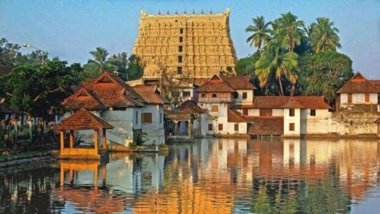 1) അനിഴം തിരുനാള് മാര്ത്താണ്ഡവര്മ്മയും ഡച്ചുകാരും തമ്മില് മാവേലിക്കര ഉടമ്പടി ഒപ്പുവച്ച വര്ഷം ഏതാണ് 1753 ഓഗസ്റ്റ് 15 2) എട്ടുവീട്ടില് പിള്ളമാരെ വധിച്ച തിരുവിതാംകൂര് ഭരണാധികാരി ആരാണ് അനിഴം തിരുനാള് മാര്ത്താണ്ഡവര്മ്മ 3) പത്മനാഭപുരം കൊട്ടാരം, കൃഷ്ണപുരം കൊട്ടാരം, വട്ടക്കോട്ട എന്നിവ പണികഴിപ്പിച്ച തിരുവിതാംകൂര് രാജാവ് ആരാണ് അനിഴം തിരുനാള് മാര്ത്താണ്ഡവ 4) അനിഴം തിരുനാള് മാര്ത്താണ്ഡവര്മ്മയുടെ ദളവ ആരായിരുന്നു രാമയ്യന് ദളവ 5) പത്മനാഭസ്വാമി ക്ഷേത്രത്തില് മുറജപവും ഭദ്രദീപവും ആരംഭിച്ച തിരുവിതാംകൂര് ഭരണാധികാരി ആരാണ് അനിഴം തിരുനാള് മാര്ത്താണ്ഡവര്മ്മ 6) മുറജപം എത്രവര്ഷത്തിലൊരിക്കല് നടക്കുന്നു ആറ് വര്ഷത്തിലൊരിക്കല് 7) ഭദ്രദീപം എത്രവര്ഷത്തിലൊരിക്കല് നടക്കുന്നു രണ്ട് വര്ഷത്തിലൊരിക്കല് 8) മുറജപം ആരംഭിച്ച വര്ഷം ഏത് 1750-ല് 9) തിരുവിതാംകൂറില് ഫ്യൂഡലിസം അവസാനിപ്പിച്ച രാജാവ് ആരാണ് അനിഴം തിരുനാള് മാര്ത്താണ്ഡവര്മ്മ 10) ഇരുമ്പും നിണവും നയം പിന്തുടര്ന്ന തിരുവിതാംകൂര് രാജാവ് ആരാണ് അനിഴം തിരുനാള് മാര്ത്താണ്ഡവര്മ്മ